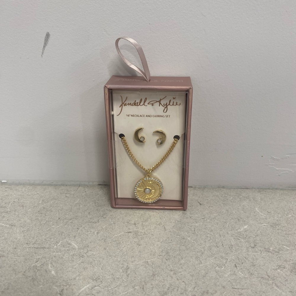 NEW Kendall and Kylie gold earring and necklace set